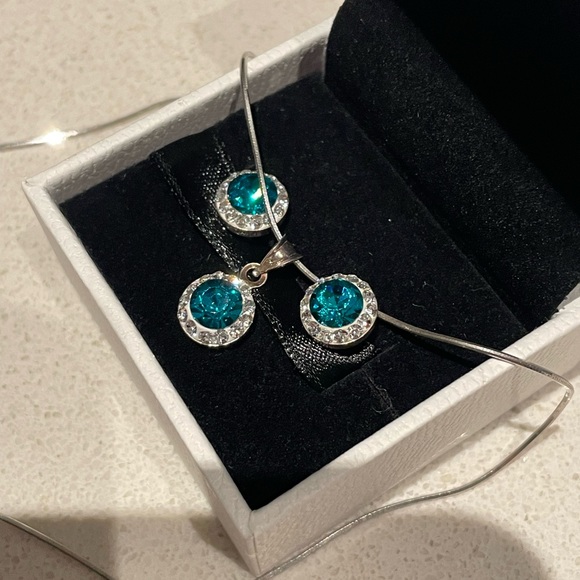 Swarovski Crystal Earrings, Pendant and Silver Necklace Set - Picture 3 of 4